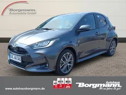 Grau Gebraucht 2024 Toyota Yaris Hybrid Style Limousine | 25.850 € (Fairer Preis)