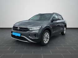 Indiumgrau metallic (metallic) Gebraucht 2025 VW T-Roc Life SUV | 29.880 € (Superpreis)