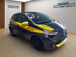 Grau Gebraucht 2021 Toyota Aygo X-play Kleinwagen | 12.790 € (Etwas zu teuer)