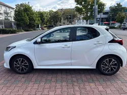 Weiß Gebraucht 2022 Toyota Yaris Hybrid Team Limousine | 19.600 € (Fairer Preis)