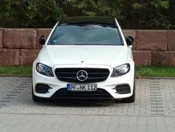 Weiß Gebraucht 2018 Mercedes E220 AMG line Kombi | 24.900 € (Fairer Preis)