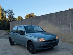 Grün Gebraucht 1992 Renault Clio Limousine | 1.450 €