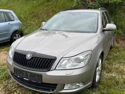 Beige Gebraucht 2012 Skoda Octavia Elegance Kombi | 2.300 € (Superpreis)