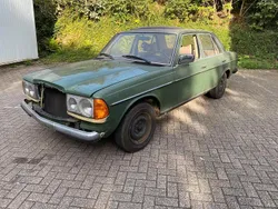 Grün Gebraucht 1977 Mercedes 240 Limousine | 3.990 €