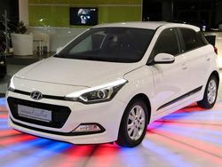 Weiß Gebraucht 2016 Hyundai i20 Passion Limousine | 9.950 € (Fairer Preis)