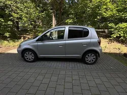 Grau Gebraucht 2002 Toyota Yaris Sol Limousine | 2.200 € (Fairer Preis)