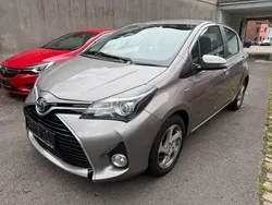 Braun Gebraucht 2015 Toyota Yaris Hybrid Comfort Limousine | 13.400 € (Fairer Preis)