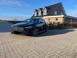 Schwarz Gebraucht 2023 Mercedes A200 AMG line Limousine | 28.500 € (Fairer Preis)
