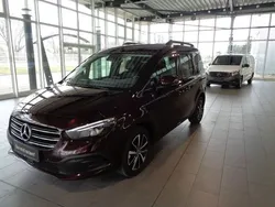 Rubellitrot metallic m Gebraucht 2023 Mercedes T180 Van / Kleinbus | 30.790 € (Etwas zu teuer)