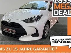 Schneeweiß Gebraucht 2022 Toyota Yaris Basis Limousine | 12.480 € (Fairer Preis)