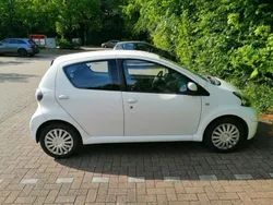Weiß Gebraucht 2011 Toyota Aygo Kleinwagen | 3.000 € (Etwas zu teuer)