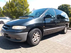 Schwarz Gebraucht 1999 Chrysler Voyager Van / Kleinbus | 2.100 €