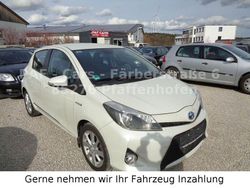 Weiß Gebraucht 2013 Toyota Yaris Hybrid Club Limousine | 8.299 € (Teuer)