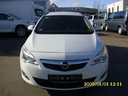 Weiß Gebraucht 2011 Opel Astra Design Edition Kombi | 4.999 € (Etwas zu teuer)