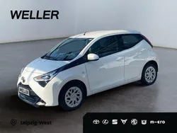 Weiß Gebraucht 2020 Toyota Aygo X-play Kleinwagen | 10.490 € (Fairer Preis)