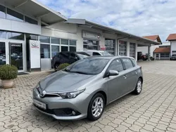 Titansilber mica metallic Gebraucht 2016 Toyota Auris Comfort Limousine | 9.999 € (Fairer Preis)