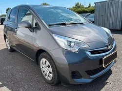 Grau Gebraucht 2015 Toyota Verso-S Life Van / Kleinbus | 5.999 € (Superpreis)