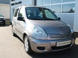 Grey metallic Gebraucht 2004 Toyota Yaris Sol Kombi | 5.333 €