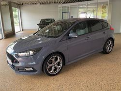 Grau Gebraucht 2016 Ford Focus ST Limousine | 14.160 €