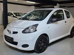 Weiß Gebraucht 2010 Toyota Aygo Kleinwagen | 3.499 € (Fairer Preis)