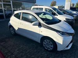 Weiß Gebraucht 2017 Toyota Aygo X-play Kleinwagen | 6.490 € (Fairer Preis)