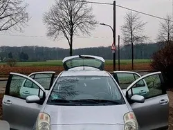Silber Gebraucht 2007 Toyota Yaris Kleinwagen | 3.200 €