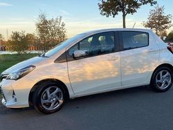 Weiß Gebraucht 2015 Toyota Yaris Hybrid Kleinwagen | 12.500 €