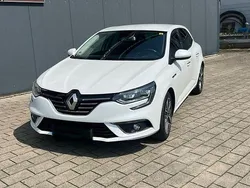 Weiß Gebraucht 2016 Renault Mégane III Bose Edition Limousine | 11.000 € (Teuer)