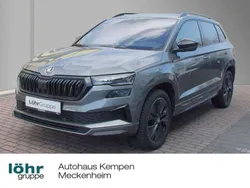 Graphitegrau metallic Gebraucht 2024 Skoda Karoq SportLine SUV | 35.250 € (Guter Preis)