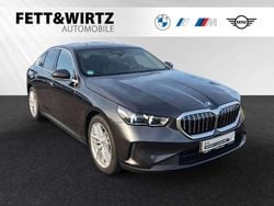 Sophistograu brillanteffekt Gebraucht 2024 BMW 530e Limousine | 55.990 €