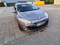 Grau Gebraucht 2008 Renault Mégane III Dynamique Limousine | 3.000 € (Etwas zu teuer)
