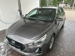 Grau Gebraucht 2018 Hyundai i30 Trend Limousine | 12.450 € (Fairer Preis)