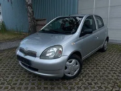 Grau Gebraucht 2002 Toyota Yaris Limousine | 2.299 € (Etwas zu teuer)