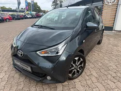 Grau Gebraucht 2021 Toyota Aygo X-play Kleinwagen | 11.990 € (Fairer Preis)