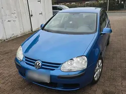 Blau Gebraucht 2004 VW Golf V Kleinwagen | 2.500 € (Fairer Preis)