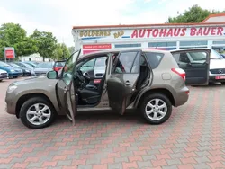 Braun Gebraucht 2011 Toyota RAV4 Life SUV | 10.900 € (Guter Preis)