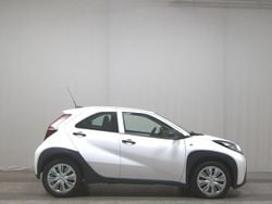 Weiss Gebraucht 2022 Toyota Aygo Kleinwagen | 10.880 € (Guter Preis)