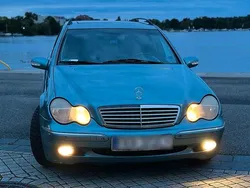 Blau Gebraucht 2001 Mercedes 220 Kombi | 1.800 €