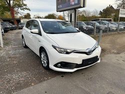 Weiß Gebraucht 2017 Toyota Auris Hybrid Cool Limousine | 13.980 € (Fairer Preis)