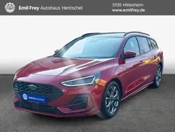 Fantasticrot metallic Gebraucht 2024 Ford Focus ST-Line Kombi | 25.223 € (Guter Preis)