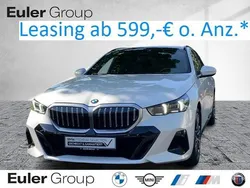 Mineralweiss metallic Gebraucht 2024 BMW 520 M Sport Kombi | 50.990 € (Superpreis)
