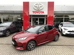Tokiorot perleffekt, mysticschwarz Gebraucht 2021 Toyota Yaris Hybrid Style Limousine | 16.880 € (Fairer Preis)