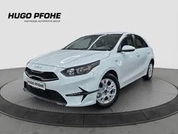 Carraraweiss uni Neu 2025 Kia Ceed Vision Limousine | 24.534 € (Etwas zu teuer)