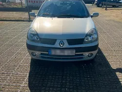 Grau Gebraucht 2003 Renault Clio II Kleinwagen | 1.500 € (Etwas zu teuer)
