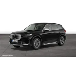 Black sapphire metallic Gebraucht 2024 BMW iX1 Luxury Line SUV | 46.504 € (Fairer Preis)