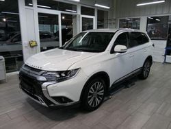 Weiß Gebraucht 2020 Mitsubishi Outlander Diamant Edition SUV | 20.900 € (Fairer Preis)
