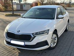 Weiß Gebraucht 2021 Skoda Octavia Ambition Limousine | 9.990 €