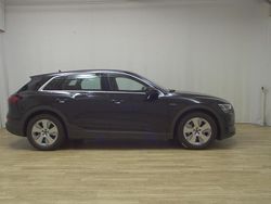 Mythosschwarz (metallic) Gebraucht 2021 Audi e-tron Basis SUV | 23.980 € (Guter Preis)