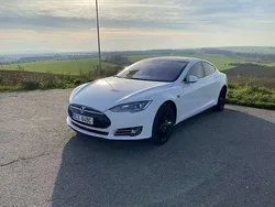 Weiß Gebraucht 2015 Tesla Model S Limousine | 29.990 €