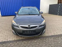 Braun Gebraucht 2011 Opel Astra Design Edition Kombi | 6.670 € (Etwas zu teuer)